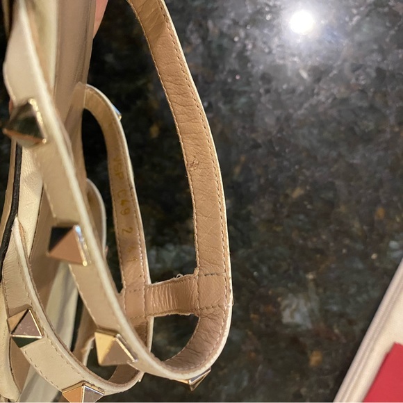 Authentic Valentino Sandals. Size 41 fits my size 10 perfectly!๐๐๐ - Picture 6 of 6